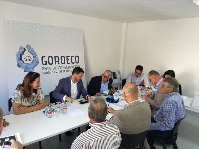 Imagen de una reciente reunión de la directiva de GoroEco con el alcalde y concejala de Desarrollo Local (Foto TA)
